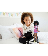 Imagine Papusa Barbie Fashionista cu parul afro si jacheta lila