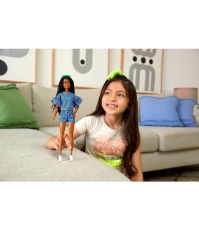 Imagine Papusa Barbie Fashionista satena cu codite impletite si tinute casual albastra