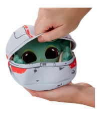 Imagine Star Wars Baby Yoda Mandalorianul se ascunde