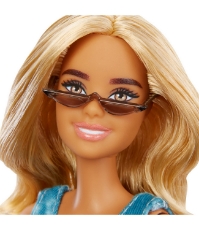 Imagine Papusa Barbie Fashionista blonda cu tinute casual albastra si ochelari de soare