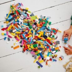 Imagine Lego Classic 90 de ani de joaca 11021