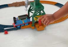 Imagine Thomas set de joaca cu locomotiva Cranky motorizata si accesorii